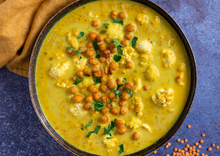 Linsensuppe mit Blumenkohl und gerösteten Kichererbsen getoppt