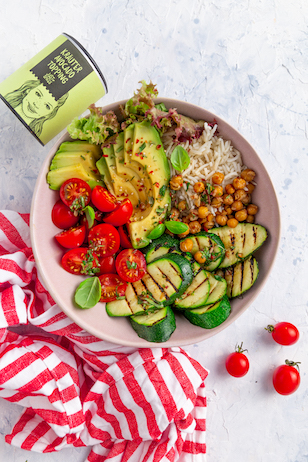 Italienische Avocado Bowl mit Tomaten, Kichererbsen, Zucchini und Reis 