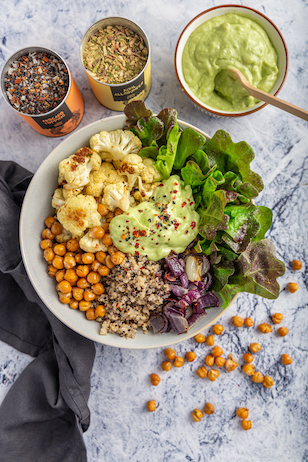 Vegane Blumenkohl Bowl mit Kichererbsen, Quinoa und Salat 