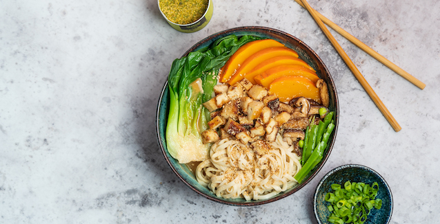 Vegane Ramen Suppe mit Pak Choi, Kürbis, Champignons und Tofu
