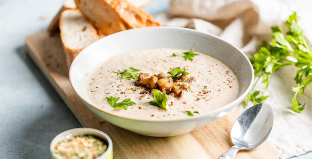 Maronensuppe mit Petersilie garniert dazu Baguette Scheiben 