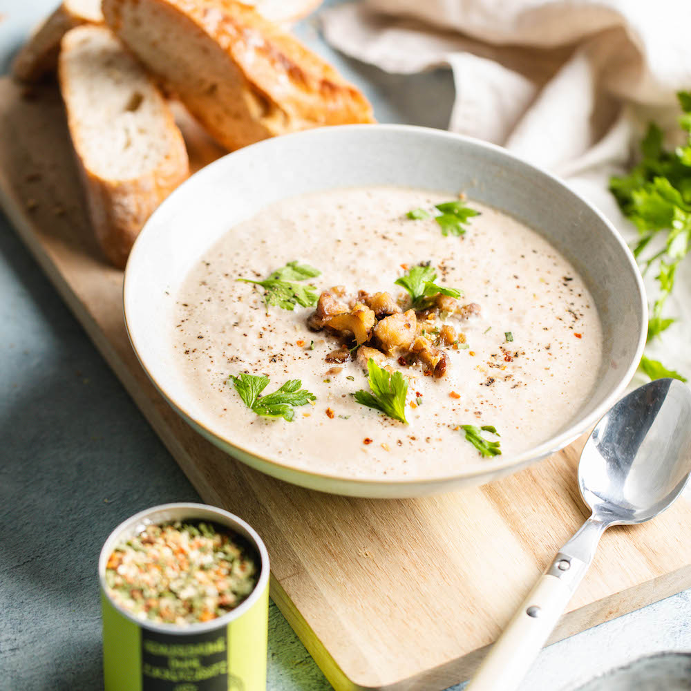 cremige-maronensuppe-in-einer-schale-mit-baguette-und-petersilie-dekoriert