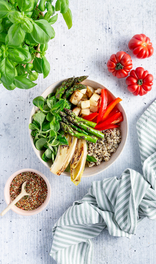 Mediterrane Salat Bowl mit grünen Spargel, Chicorée, Tomate, Paprika, Quinoa 