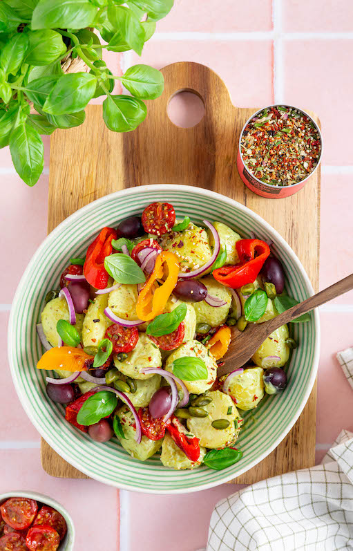 mediterraner-kartoffelsalat-mit-roten-zwiebeln-cherry-tomaten-und-oliven