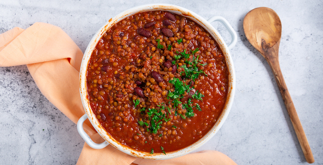 Veganes Chili aus Linsen in Kochtopf