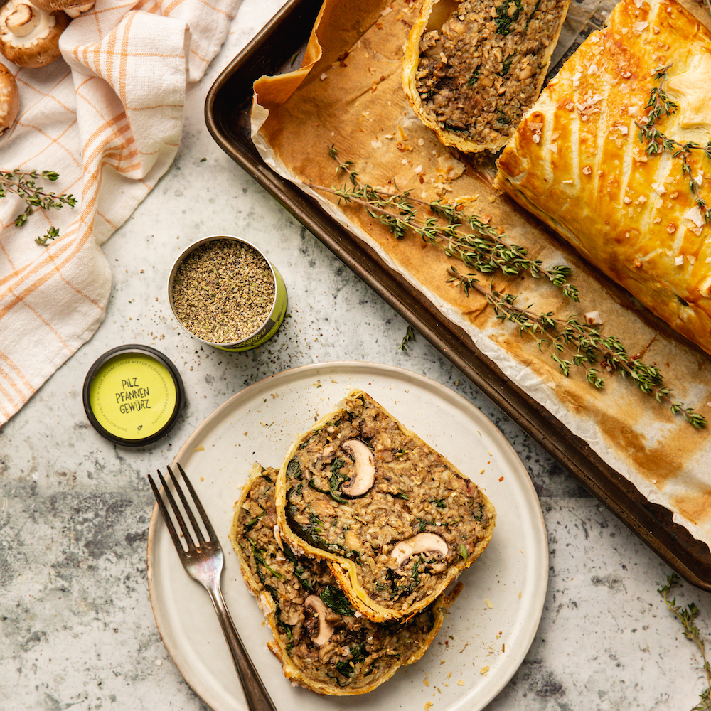 vegetarischer-aufgeschnittener-pilz-wellington-mit-maronen-reis-und-spinat-in-einem-blätterteig-mantel