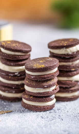 Gefüllte Schokoladen Kekse mit weißer Creme 