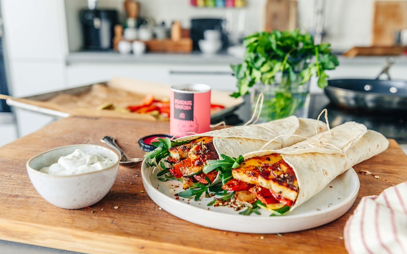 ofengemuese-halloumi-sandwich-angerichtet-auf-weissen-teller-in-einer-kueche