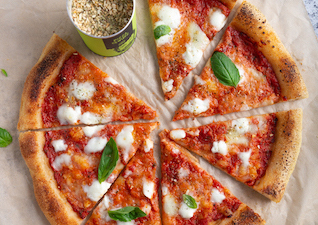 Pizza Margherita geschnitten mit Just Spices Pizza Gewürz