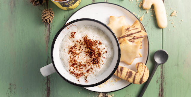 kaffee-mit-milchschaum-und-verschiedenen-weihnachts-plaetzchen