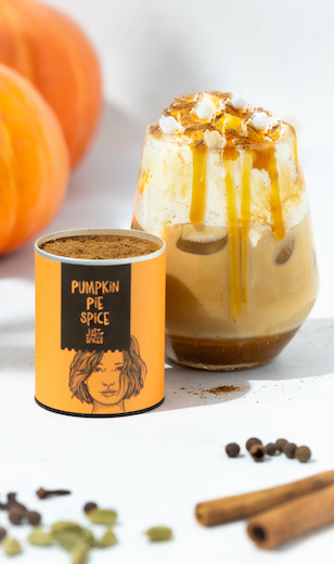 pumpkin-pie-spiced-latte-mit-eiswuerfeln-und-sahne-in-einem-glas