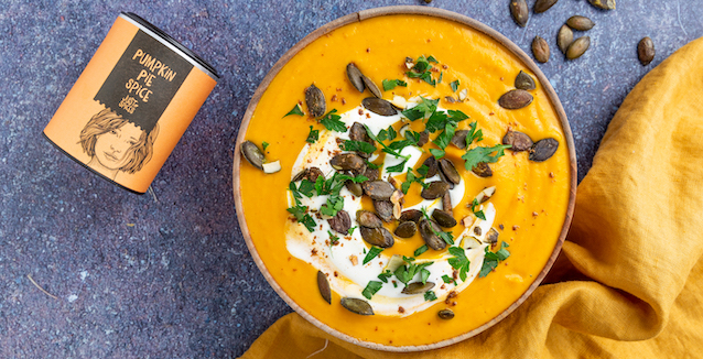 Kürbissuppe mit Kürbiskernen und Petersilie gewürzt mit dem Pumpkin Pie Spice 