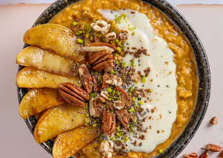 Pumpkin Pie Spice Porridge mit Äpfeln, Nüssen und Joghurt 