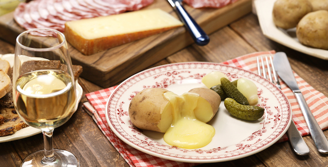 kartoffeln-mit-geschlozenem-raclette-käse-silberzwiebeln-und-gewürzgurken