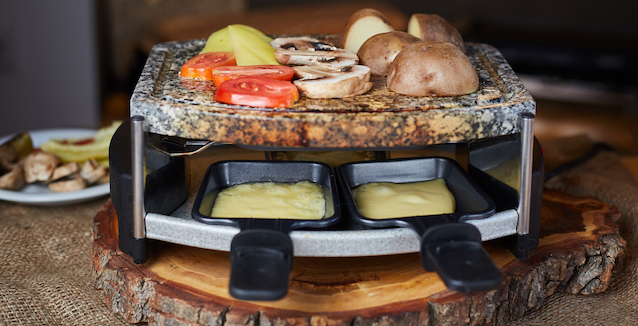 raclette-gerät-mit-gefüllten-pfännchen