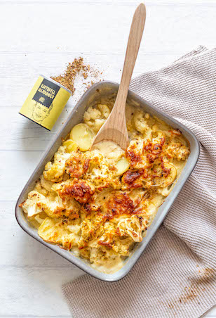 kartoffel-blumenkohl-gratin-in-einer-auflaufform-mit-knusprigem-käse-überbacken