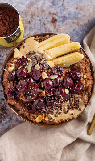 Schoko Bananen Oatmeal mit Kirschen 
