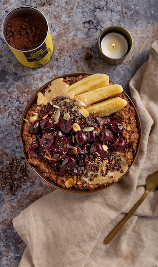 Schoko Bananen Oatmeal mit Kirschen 