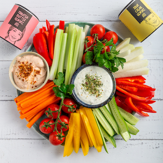 Rohkost Teller mit zweierlei Dip darunter Sour Creme und Tomatendip 
