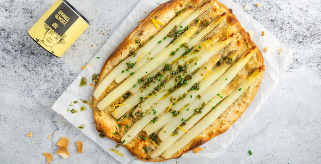 Flammkuchen belegt mit weißem Spargel gewürzt mit dem Spargel Gewürz von Just Spices 