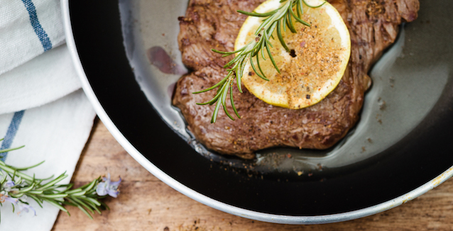 Steak mit Thymian und Zitronen in der Pfanne 
