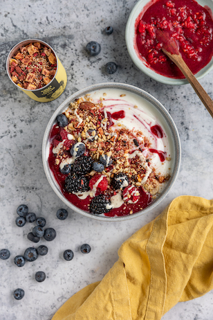 Joghurt Bowl mit Beeren und Süßen Bowl Topping 