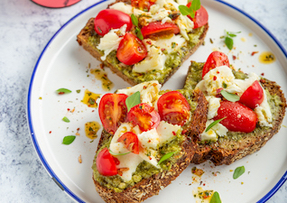 Brot mit Pesto, Cherrytomaten und Mozzarella