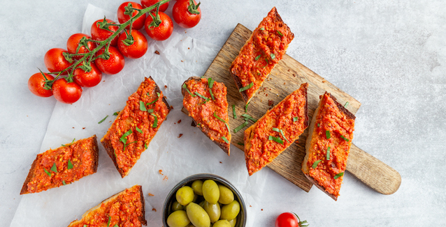 Baguette Scheiben mit Tomatenbutter