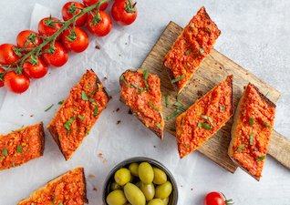 Tomatenbutter auf Baguette Scheiben 