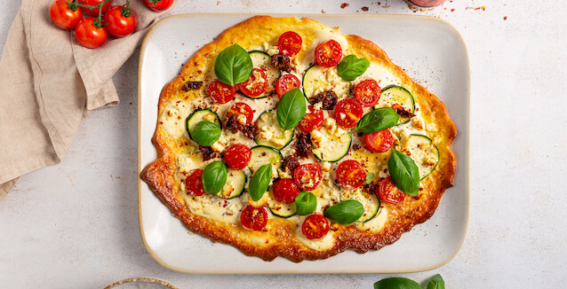 Vegetarischer Low Carb Flammkuchen mit Zucchini & Tomaten