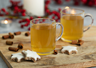Weißer Glühwein mit Zimtsternen 