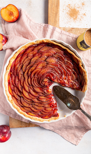 Angeschnittene Pflaumen Tarte mit Zimt & Zucker