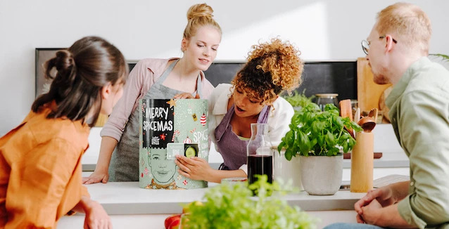 freunde-öffnen-gemeinsam-ein-adventskalendertuerchen-gefuellt-mit-einem-gewuerz