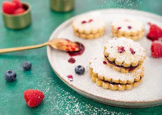 butterplaetzchen-mit-marmelade-gefuellt-auf-einem-teller-angerichtet