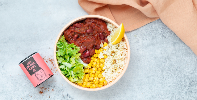 Vegane Chili Bowl mit Reis, Mais und Salat