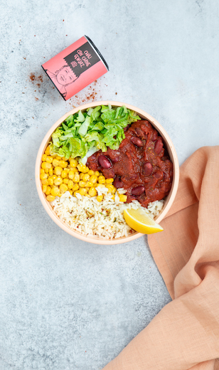 Vegane Chili Bowl mit Reis, Mais und Salat gewürzt mit Chili con Carne Gewürz