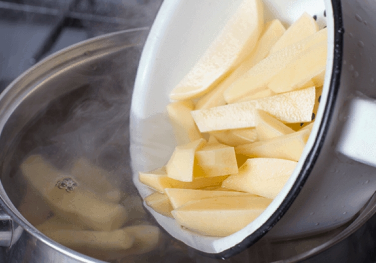 Pommes werden in den Topf gelegt