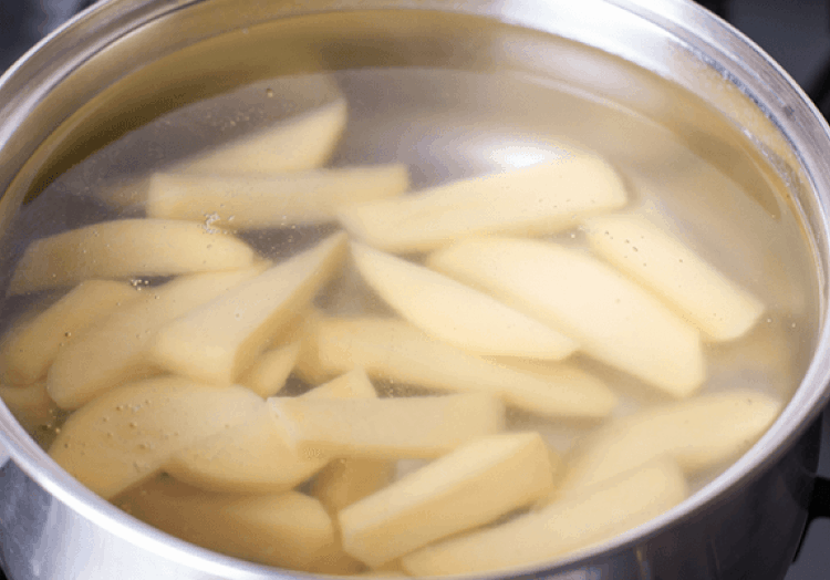 Pommes im heißen Wasserbad