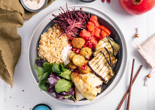 Orientalische Couscous Falafel Bowl mit Gemüse