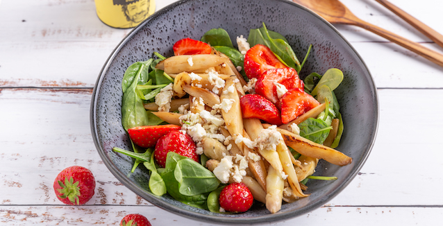 Spargel Erdbeer Salat mit Feta Käse getoppt