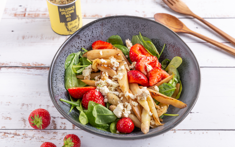 Weißer Spargel Erdbeeren Salat mit Feta und Feldsalat mit dem Just Spices Balsamico Dressing Mix 