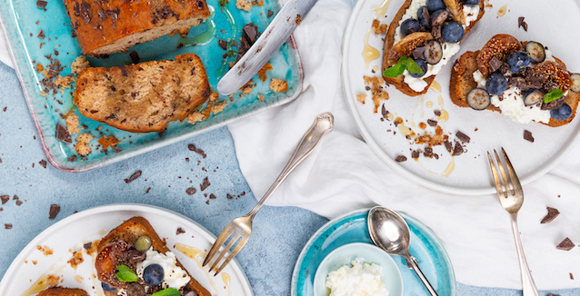 Bananenbrot mit Quark, Blaubeeren, Schokolade und Minze