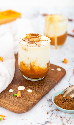 Pumpkin Pie Spice Latte in einem Glas mit Zimt dekoriert