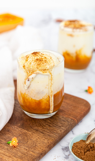 Pumpkin Pie Spice Latte in einem Glas mit einer Gewürzmischung dekoriert