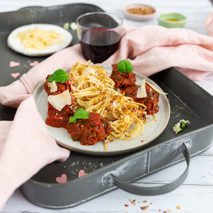 Spaghetti mit Metalls und Tomaten 