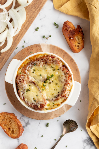 Französische Zwiebelsuppe mit Käse überbacken 