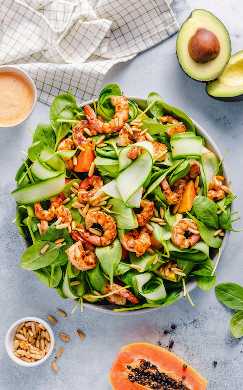 garnelen-salat-mit-gurke-pinienkernen-und-gegrillten-garnelen