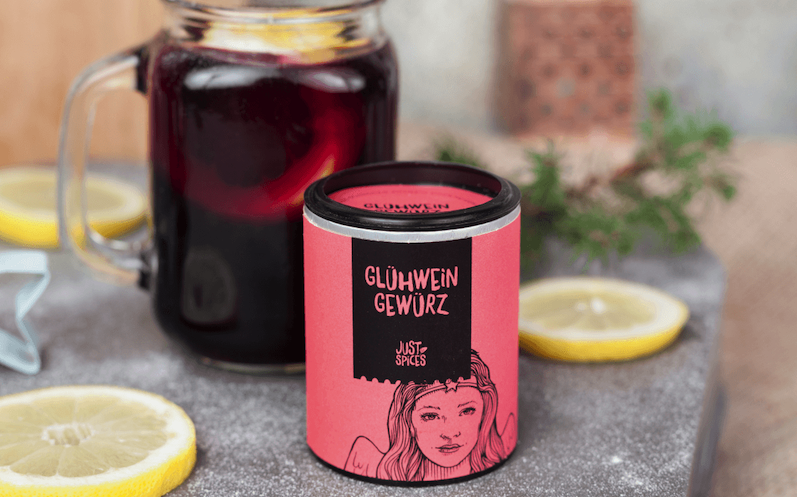 glühwein-mit-orangen-scheiben-in-einem-glas-mit-zimtstangen