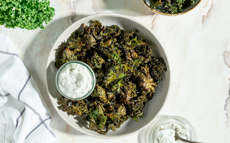 selbstgemachte-gruenkohlchips-mit-herzhaftem-creme-fraiche-dip