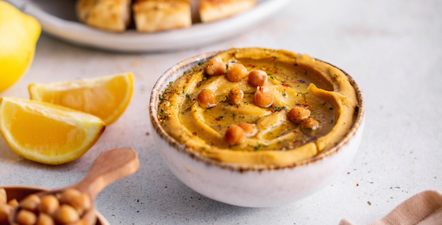 klassischer Hummus in einer Schale mit Kichererbsen Topping